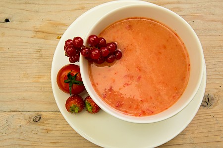 Sommerliche Gazpacho aus Tomaten, Erdbeeren und Johannisbeeren