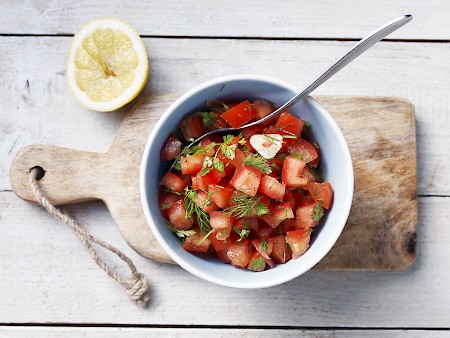 Salsa van trostomaten met verse kruiden