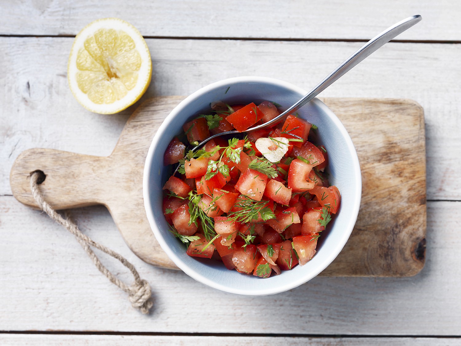 Salsa van trostomaten met verse kruiden