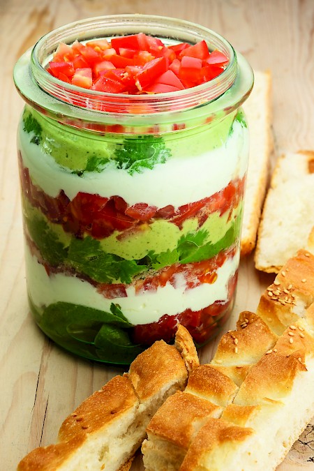 Korianderhummus met feta en tomaat