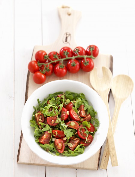Kruidige salade met verse tomaten
