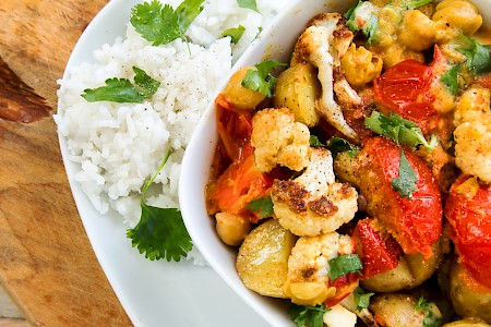 Tomato curry with cauliflower, chickpeas and coriander
