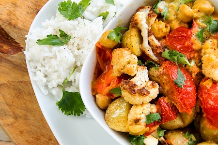 Tomatencurry mit Blumenkohl, Kichererbsen und Koriander