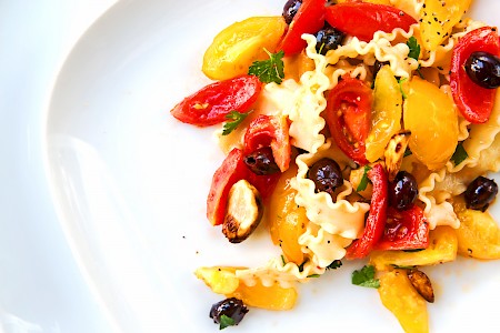 Pasta mit Tomaten in zwei Farben, gerösteter Knoblauch und Anschovis