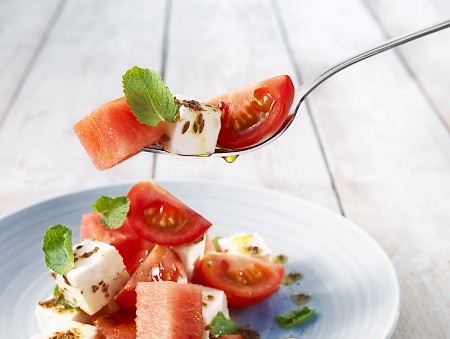 Tomate mit Wassermelone, Feta, Minze und Kümmelöl