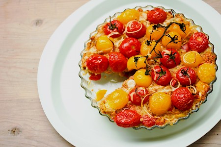 Twee kleuren tomatentaart met oude kaas en basilicum