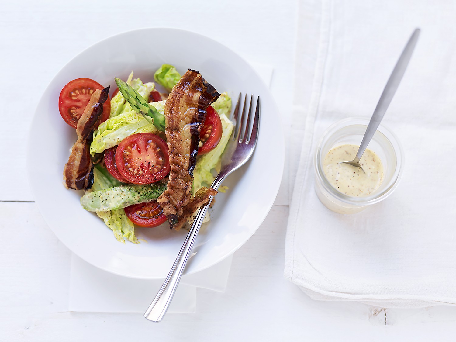 Salade BLT met cocktailtomaat, pancetta, groene asperge en mosterddressing