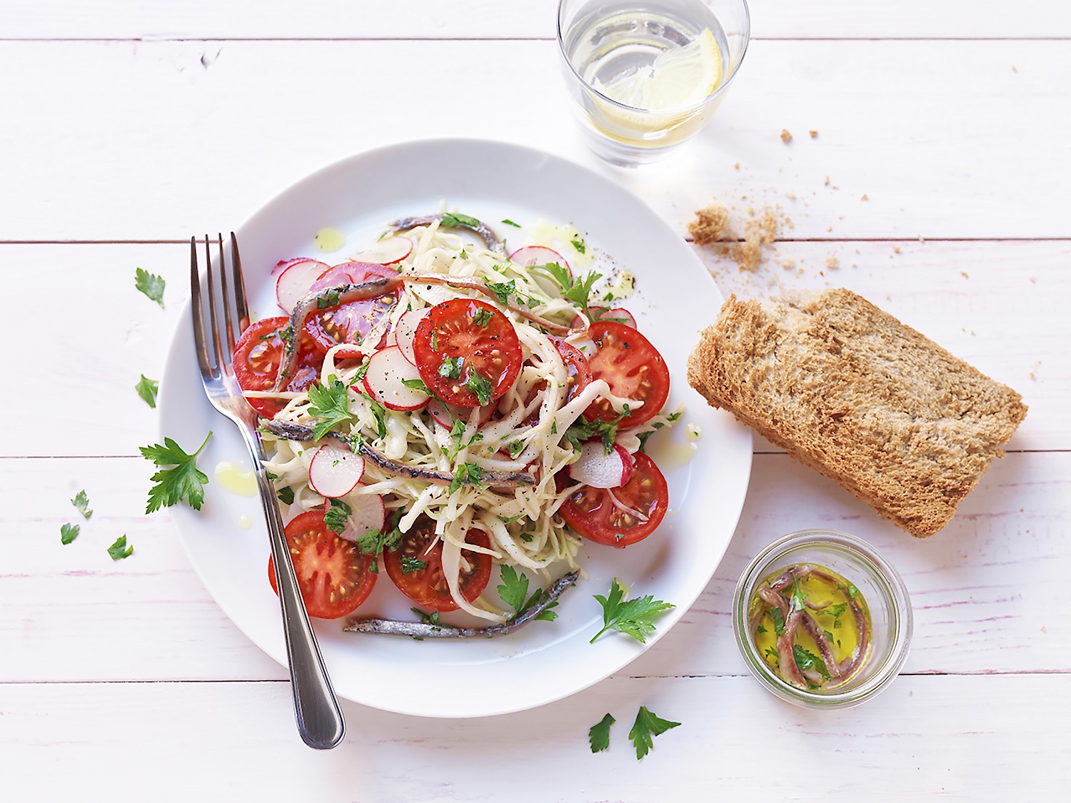 Cocktailtomaten-Salat mit Weißkohl, Radieschen und Sardellendressing