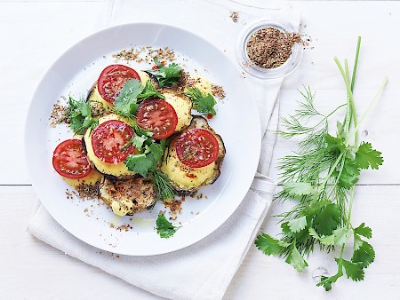 Cocktailtomaten mit gerösteter Aubergine, Safranjoghurt, frischen Kräutern und Za'atar