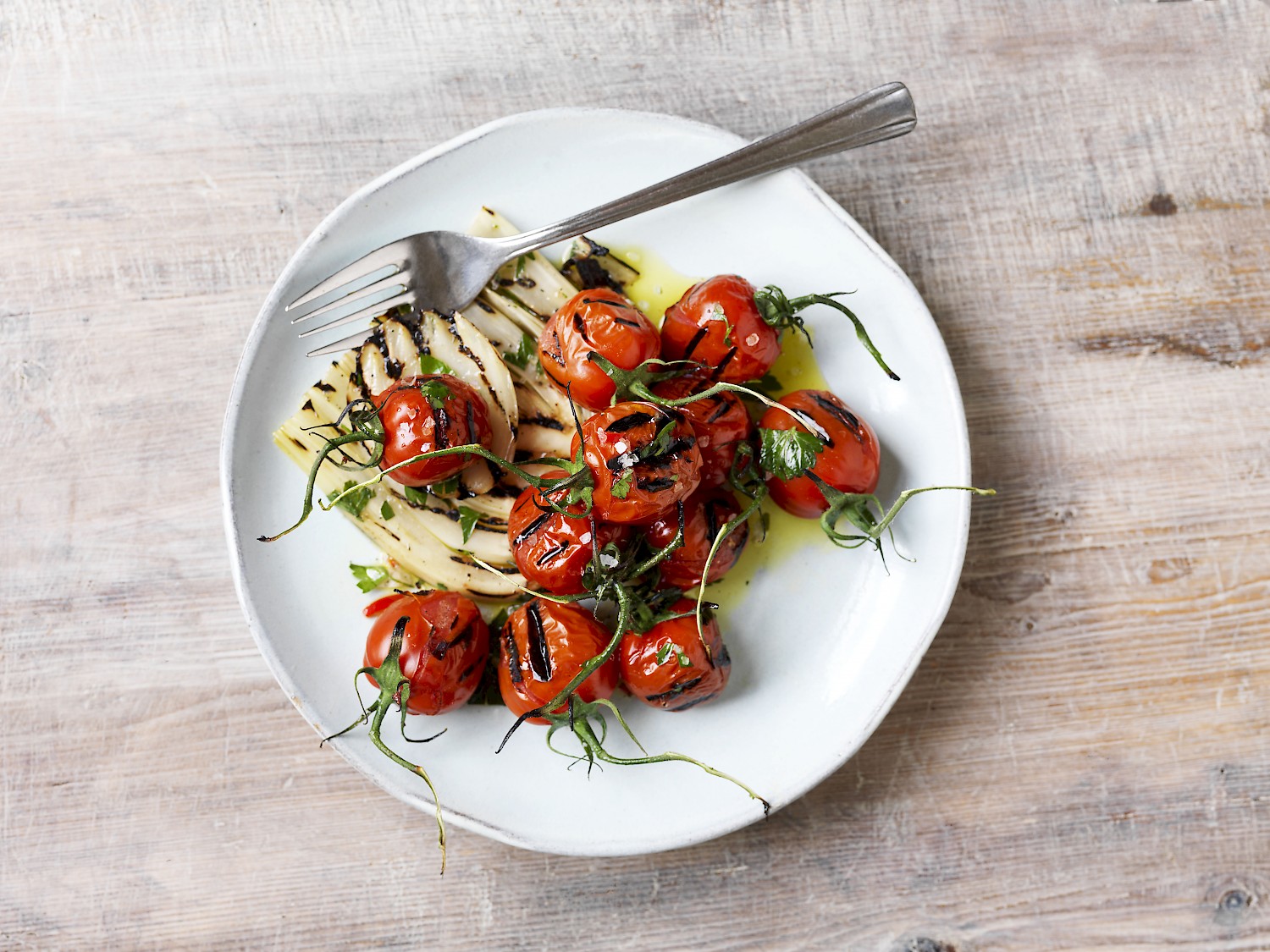 Gegrillte Cherrytomaten und Fenchel mit Knoblauch, Petersilie und roter Chili